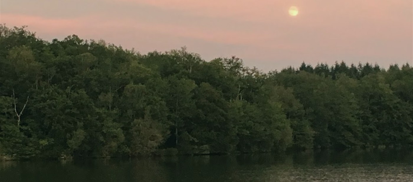 Paysage du lac et lumière de soirée